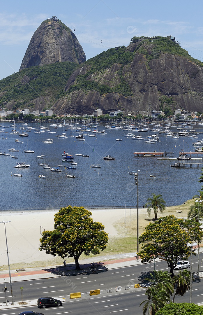 Vista para o morro pão de açúcar no bar embarcações no mar