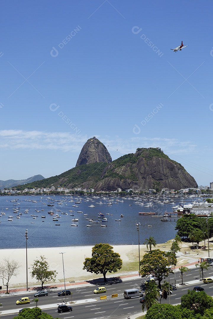 Morro do pão de açúcar mar e avenida no Rio de Janeiro