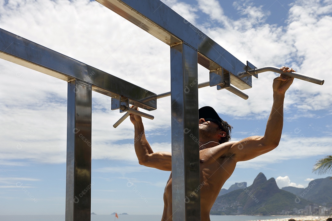 Pessoas na praia do Rio de Janeiro
