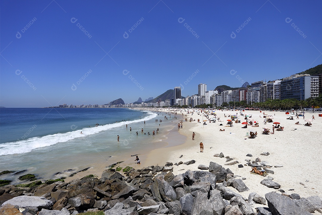 Praia de copacabana bem movimentada com muitos banhistas
