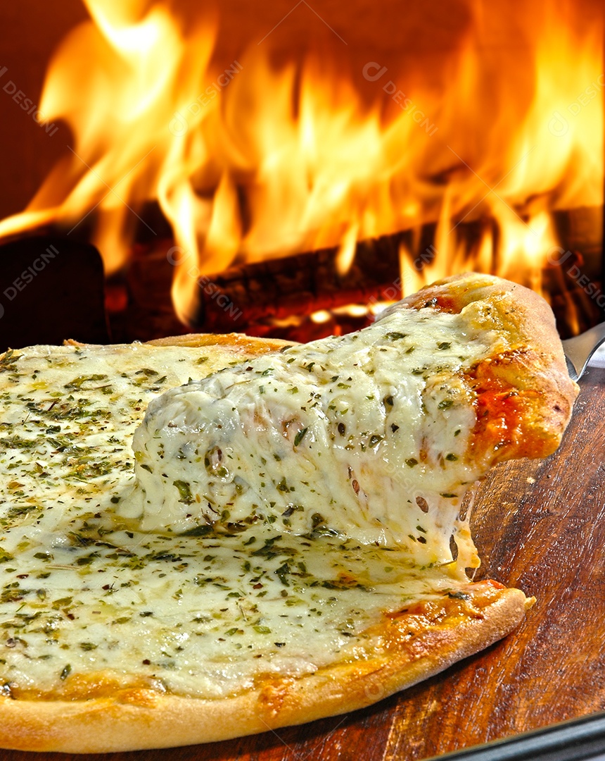 Fatia de pizza de quatro queijos derretido