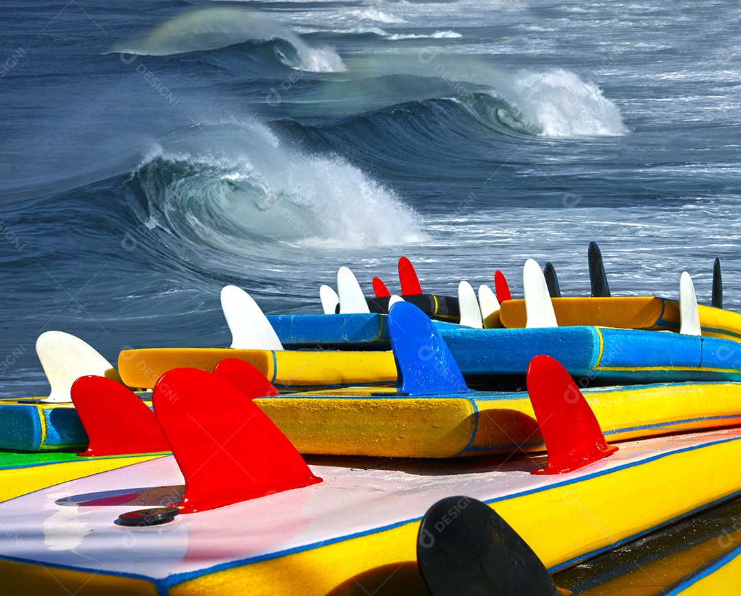 Prancha de surf com fundo de ondas