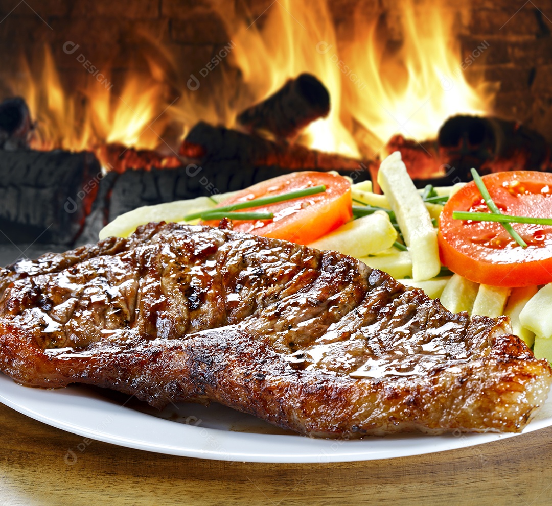 Bife grelhado com batats e salada