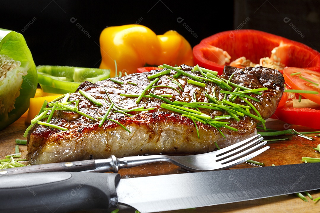 Carne grelhada com ervas