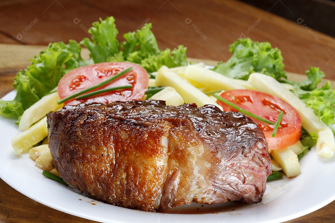 Carne assada com batatas fritas e tomates