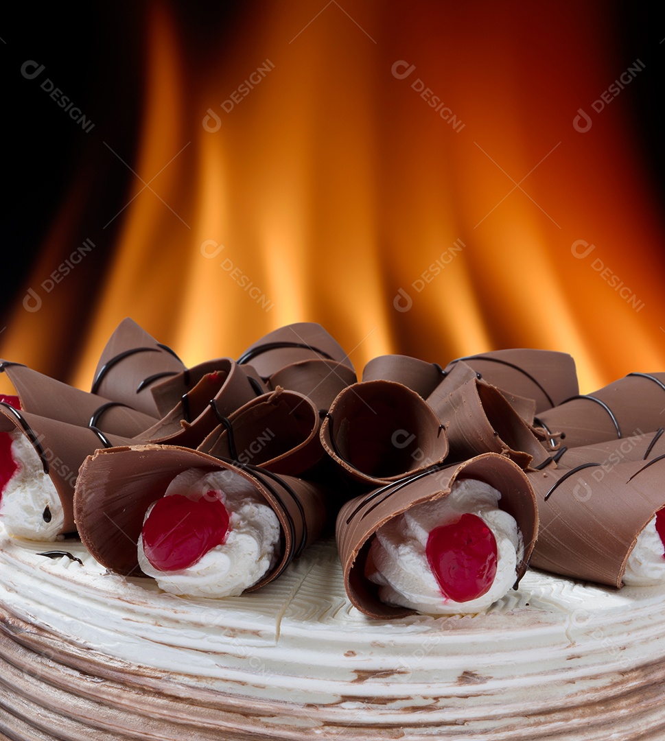 Bolo de chantilly com chocolate e cereja