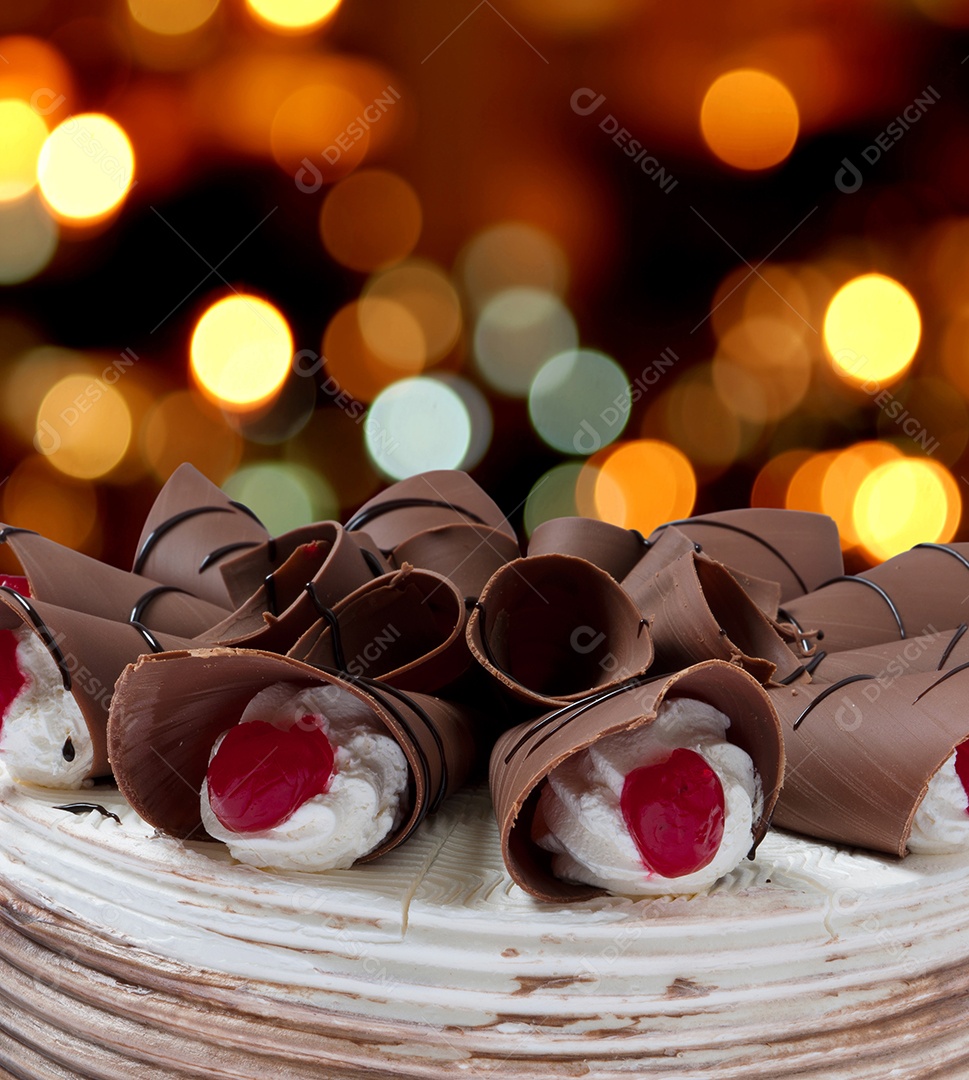 Bolo de chantilly com chocolate e cereja