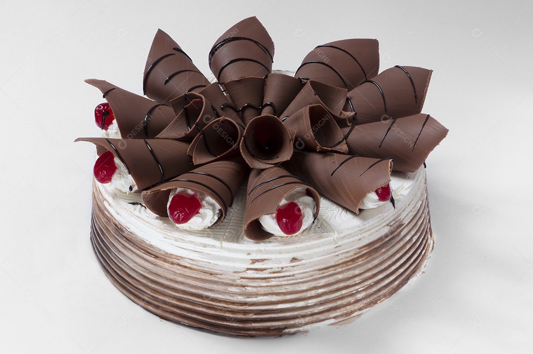 Bolo de chantilly com detalhes de chocolate e cereja