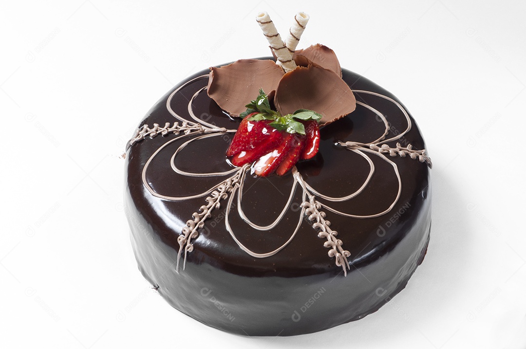 Bolo de chocolate com cortes de morango