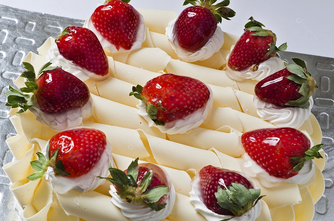 Bolo de floresta branca com morango
