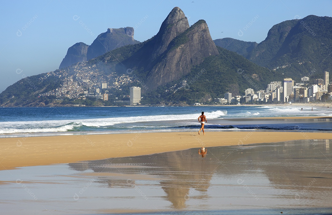Praia de copabacana com pessaos correndo