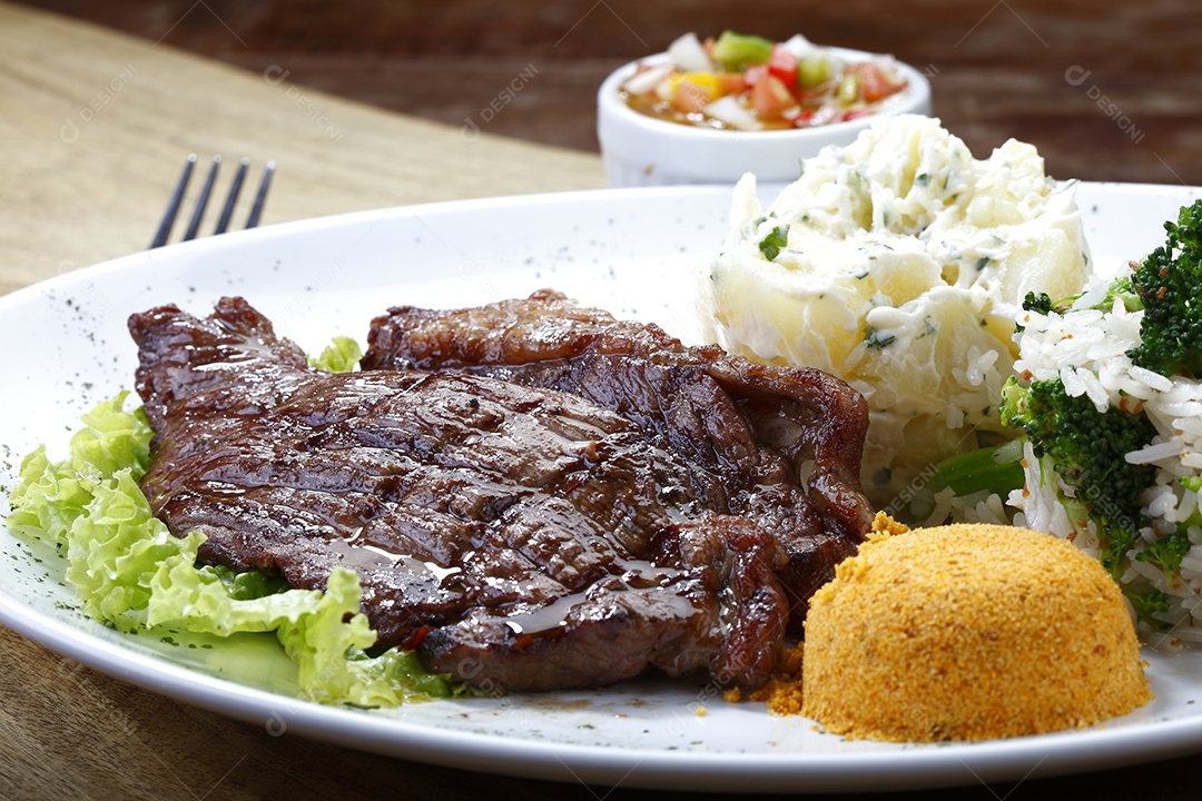 Bife grelhado com arroz farofa e alface