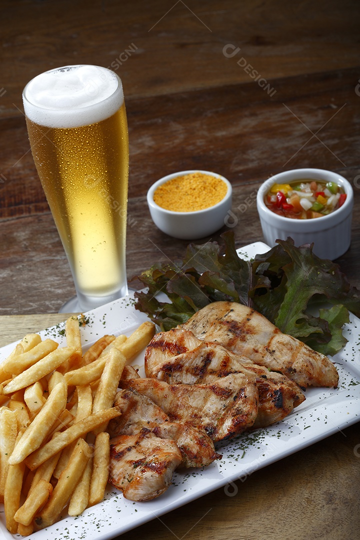 Frango grelhado com batatas e copo com cerveja