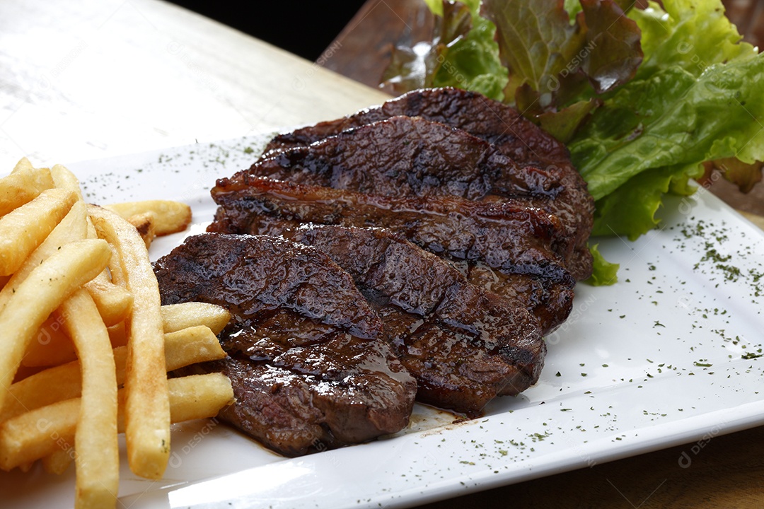 Picanha assada com batatas e alface