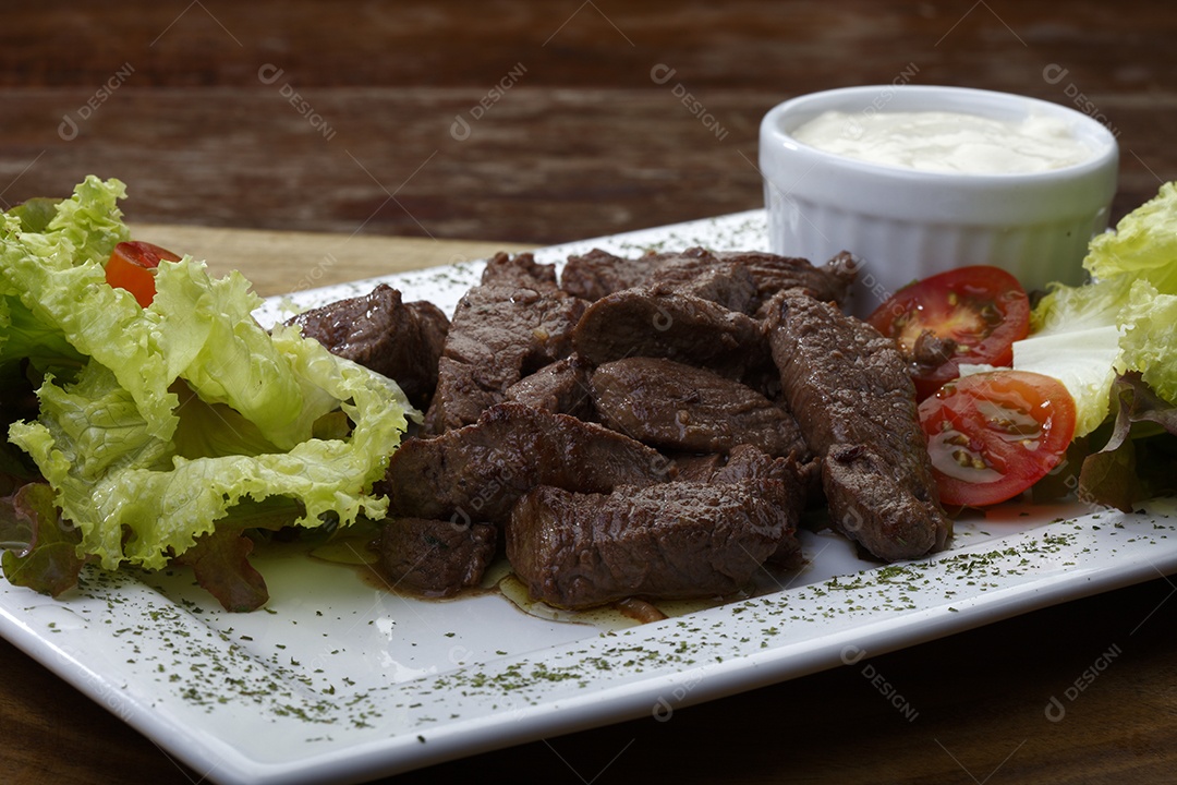 Carne assada cortada com tomate e alface