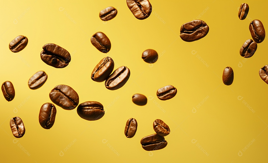 Grãos de café torrados caindo sobre fundo amarelo