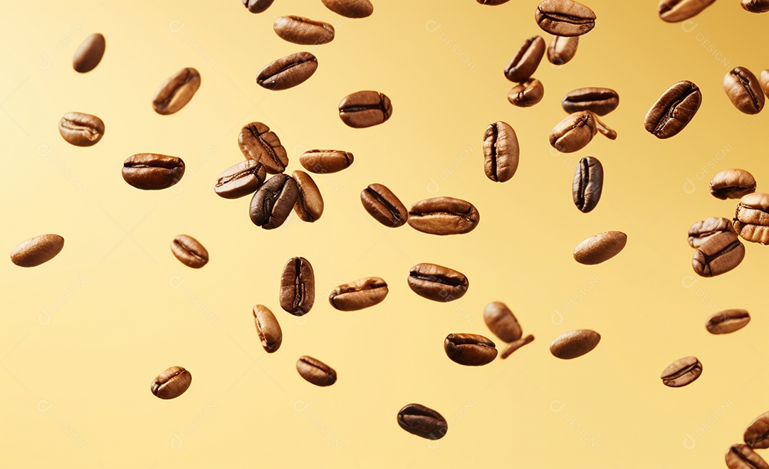 Grãos de café torrados caindo sobre fundo amarelo
