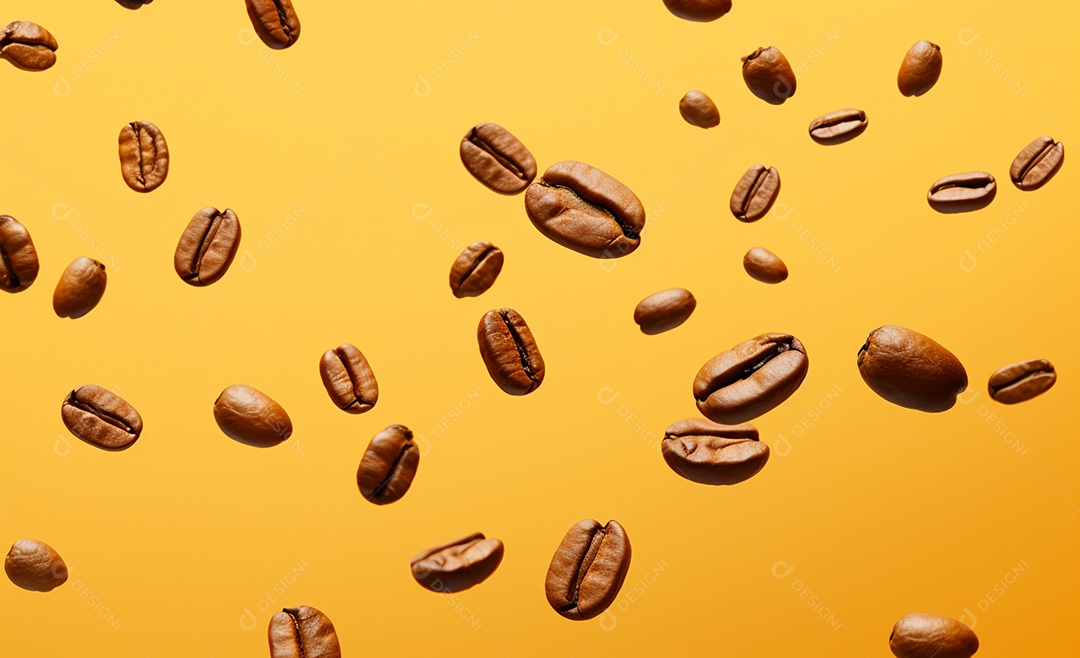 Grãos de café torrados caindo sobre fundo amarelo