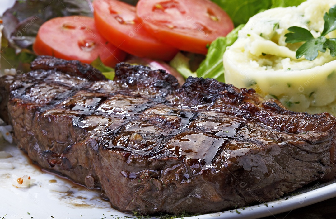 Bife grelhado ao molho com purê e salada