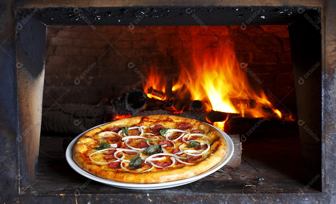 Pizza deliciosa na fornalha