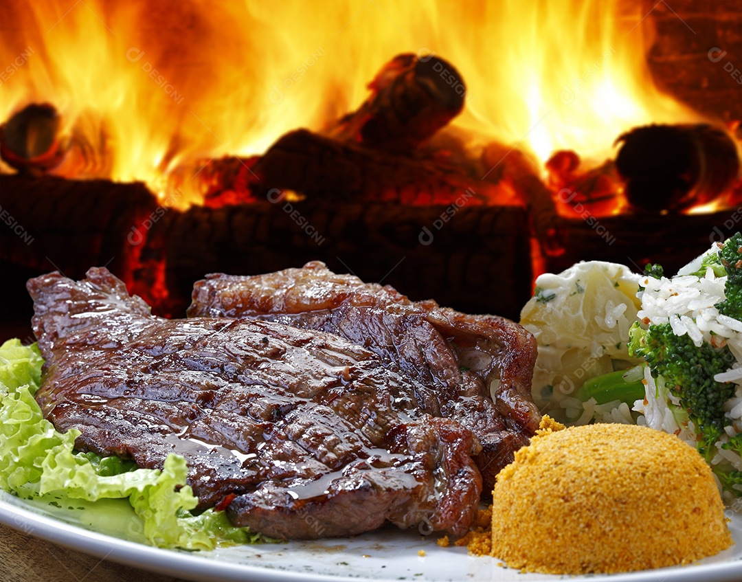 Bife grelhado com arroz de legumes e farofa