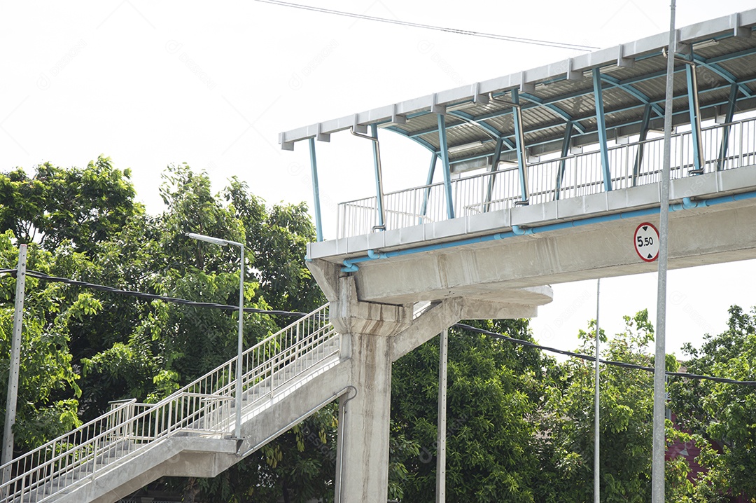 De um lado do viaduto há uma placa indicando a altura de 5,50 metros