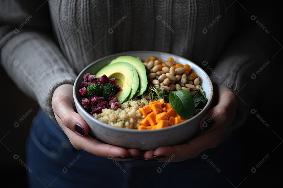 Mãos de pessoa segurando tigela de comida