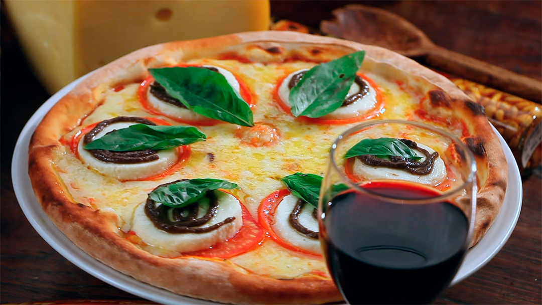 Pizza Assada Rotativa e Taça de Vinho