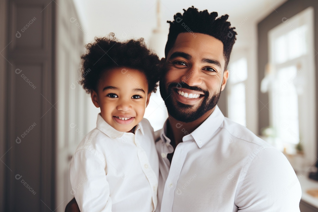 Pai e filho sorridentes