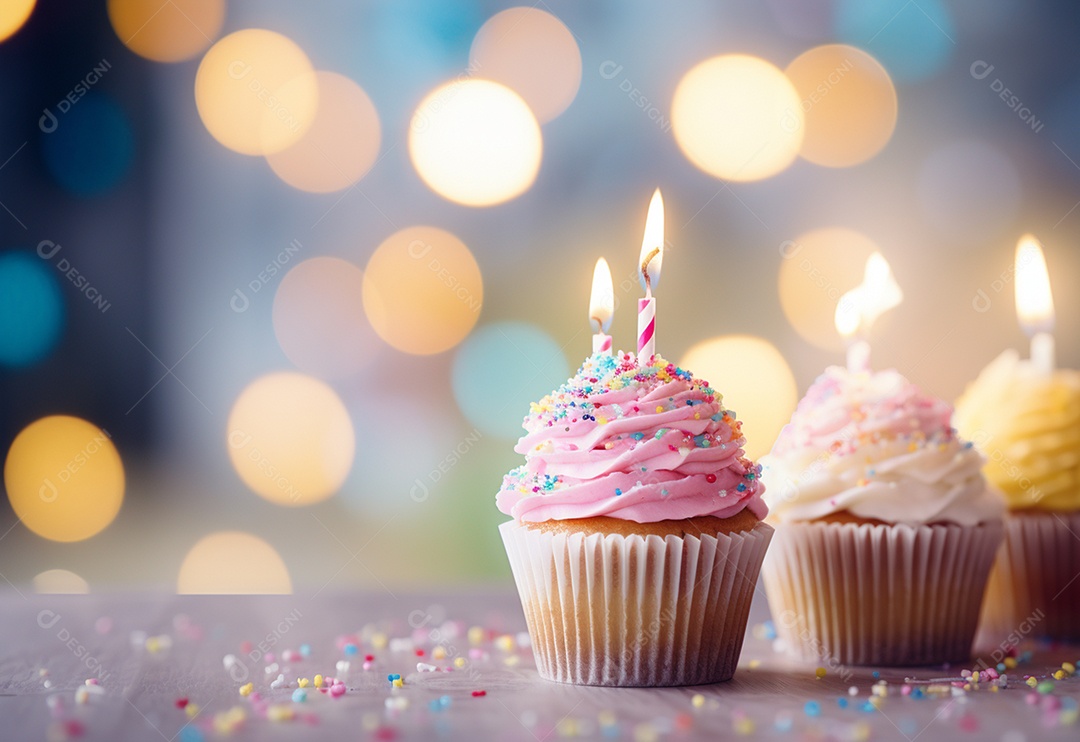 Cupcakes de aniversário foto com desfoque de fundo colorido