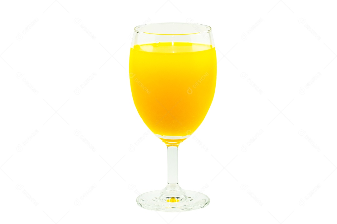 Suco de laranja em copo de vinho. Isolado em fundo branco com traçado de recorte