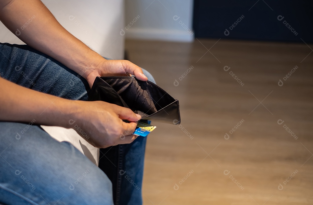 Homem sentado na cama e abrindo a carteira sem dinheiro, gastos de luxo, pobreza, conceito de estilo de vida e poupança para o futuro