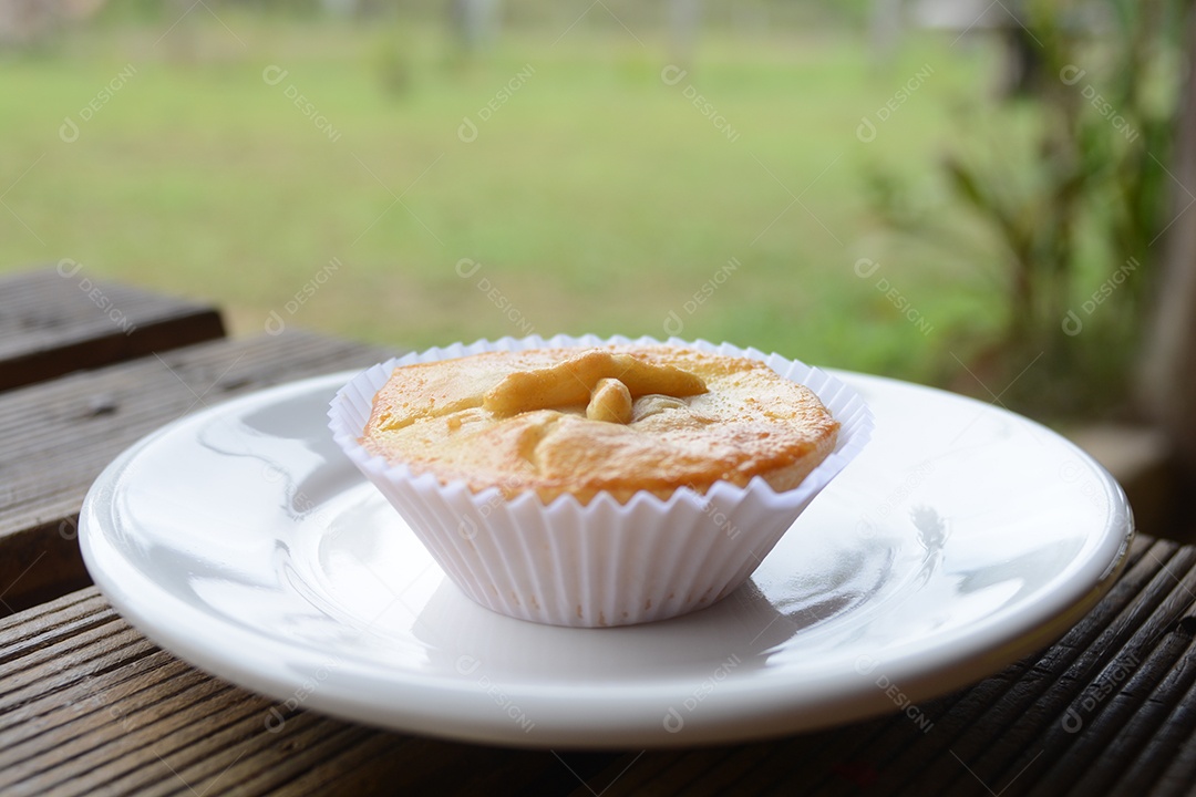 Deliciosas empadas gourmet sobre uma mesa de madeira