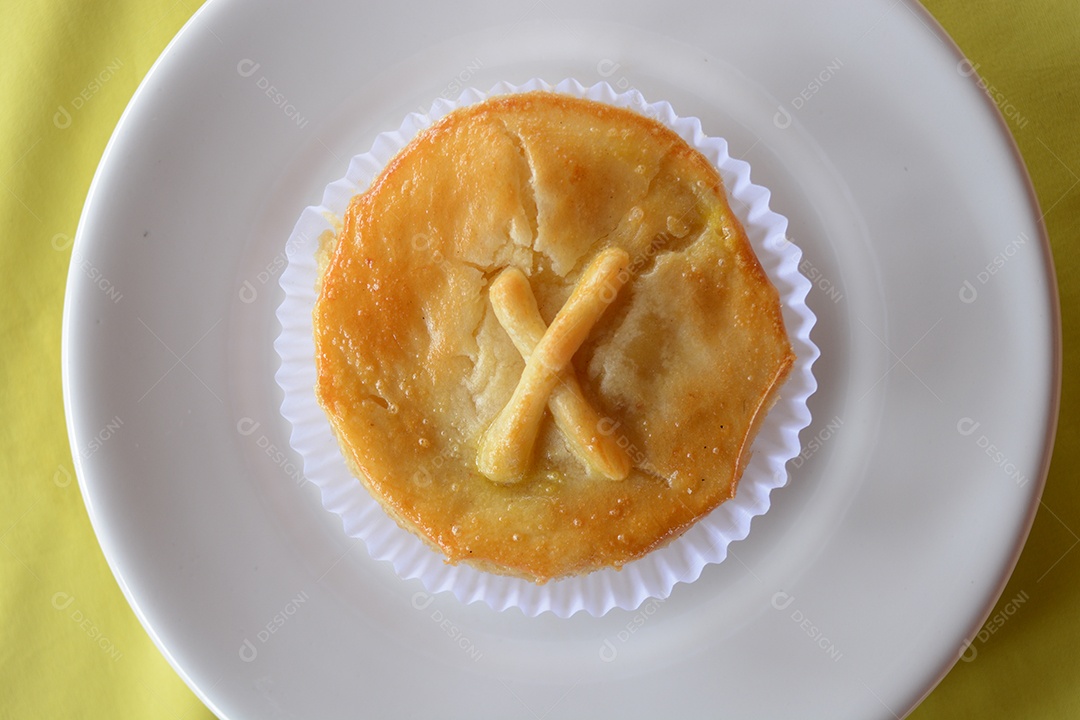 Deliciosas empadas gourmet sobre uma mesa de madeira