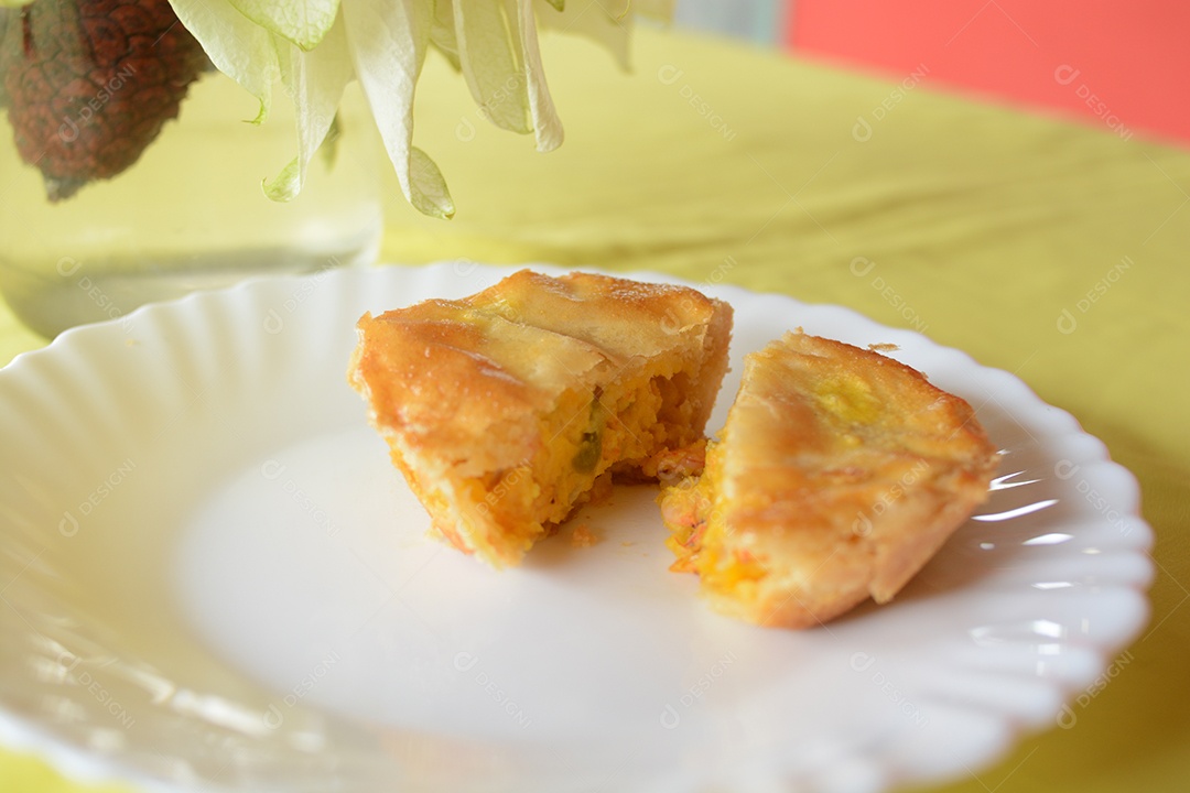 Deliciosas empadas gourmet sobre uma mesa de madeira