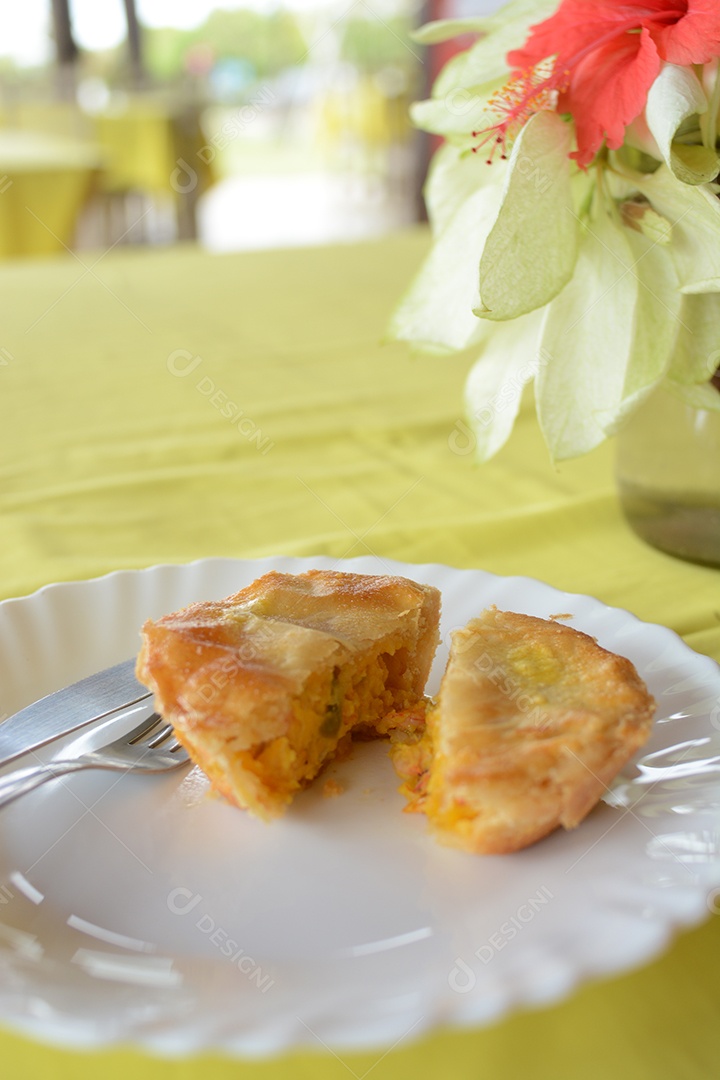 Deliciosas empadas gourmet sobre uma mesa de madeira