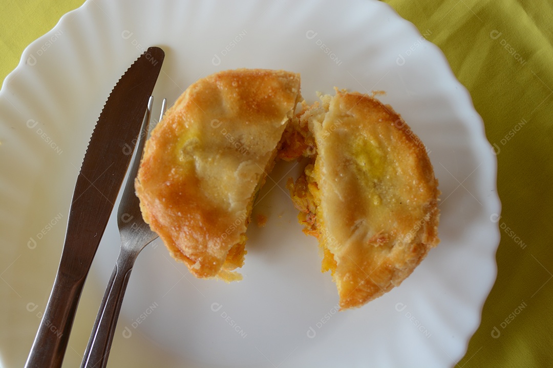 Deliciosas empadas gourmet sobre uma mesa de madeira