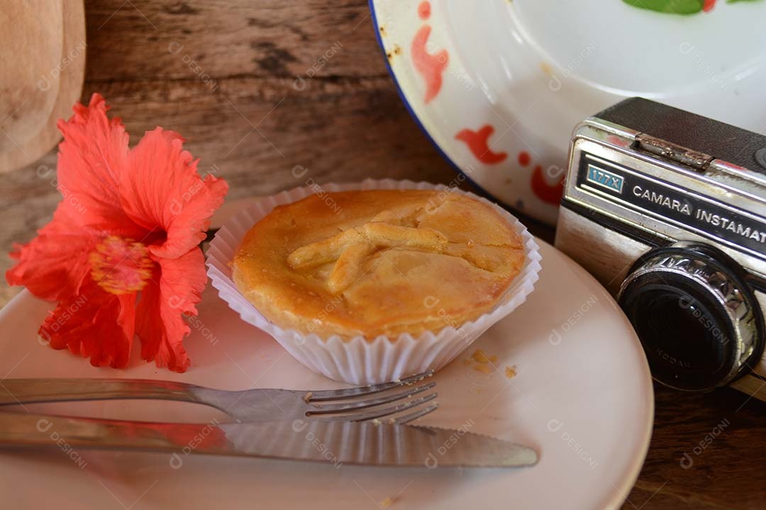 Deliciosas empadas gourmet sobre uma mesa de madeira