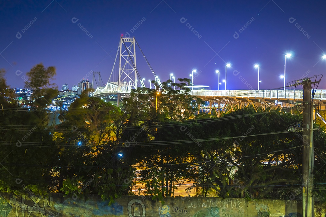 luz da ponte hercílio à noite com luzes acesas