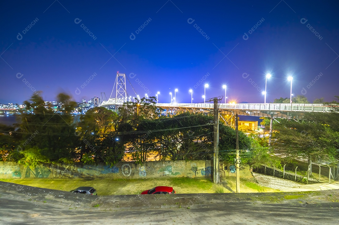 luz da ponte hercílio à noite com luzes acesas