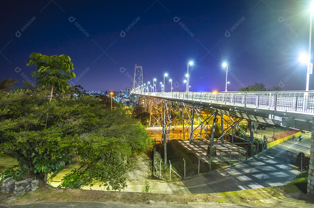 luz da ponte hercílio à noite com luzes acesas