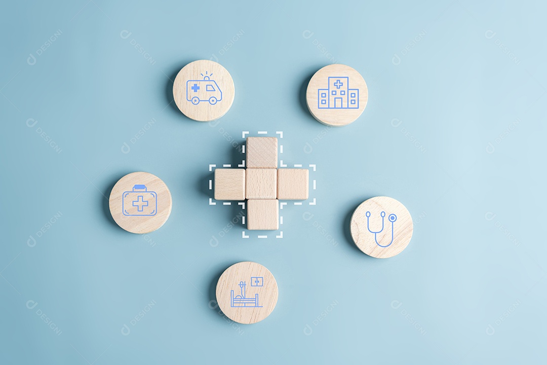 Mão de pessoa segurando peças em um fundo isolado