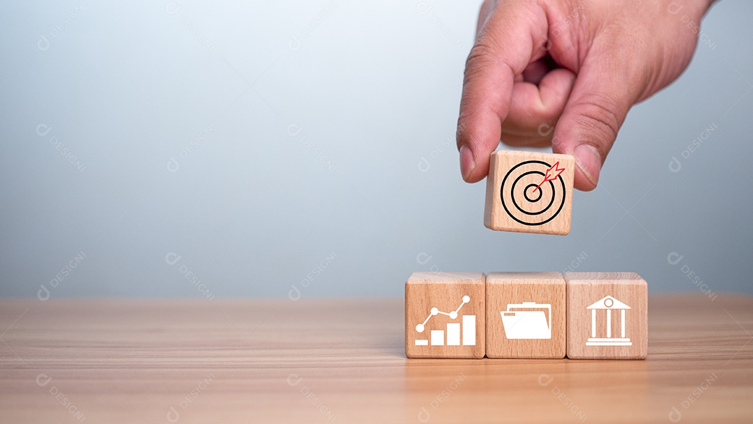 Empresário segura o alvo. Conceito de negócios. conceito de gestão conceito de planejamento de negócios