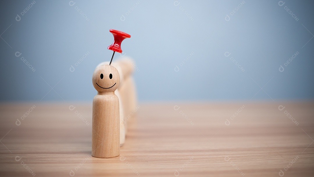 Conceito de negócios e recursos humanos para liderança e líder de equipe. Um alfinete vermelho preso em uma boneca de madeira se destaca e se destaca da multidão.