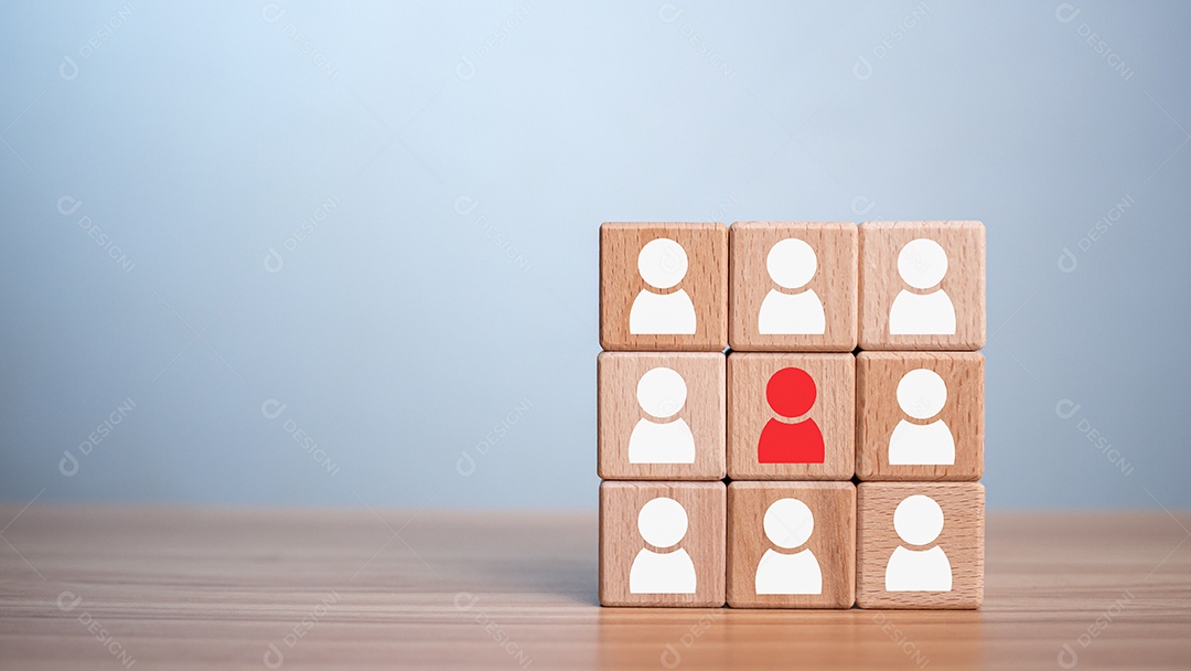 Conceito de Negócios e RH para liderança e líder de equipe, um boneco de madeira diferente e que se destaca do grupo.