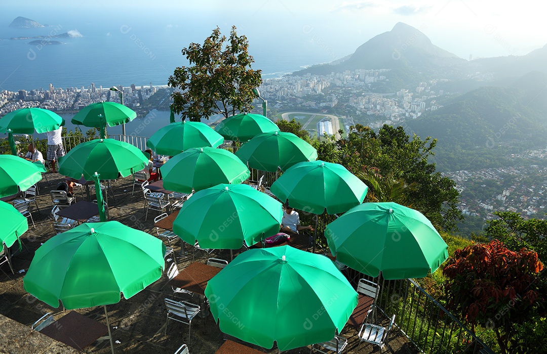 Muitos guardas sol e mesas e cadeiras