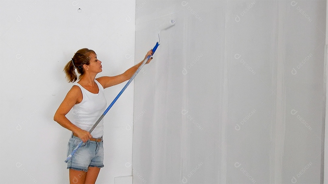 Linda mulher jovem garota pintando parade MP4