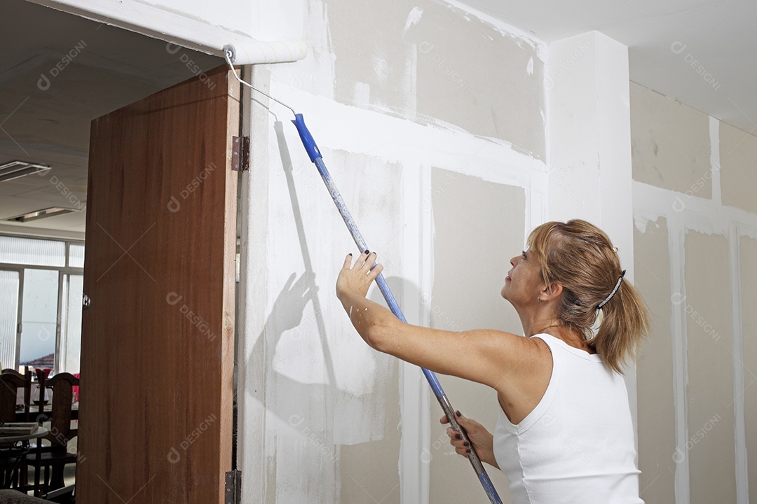 Mulher pintando parede