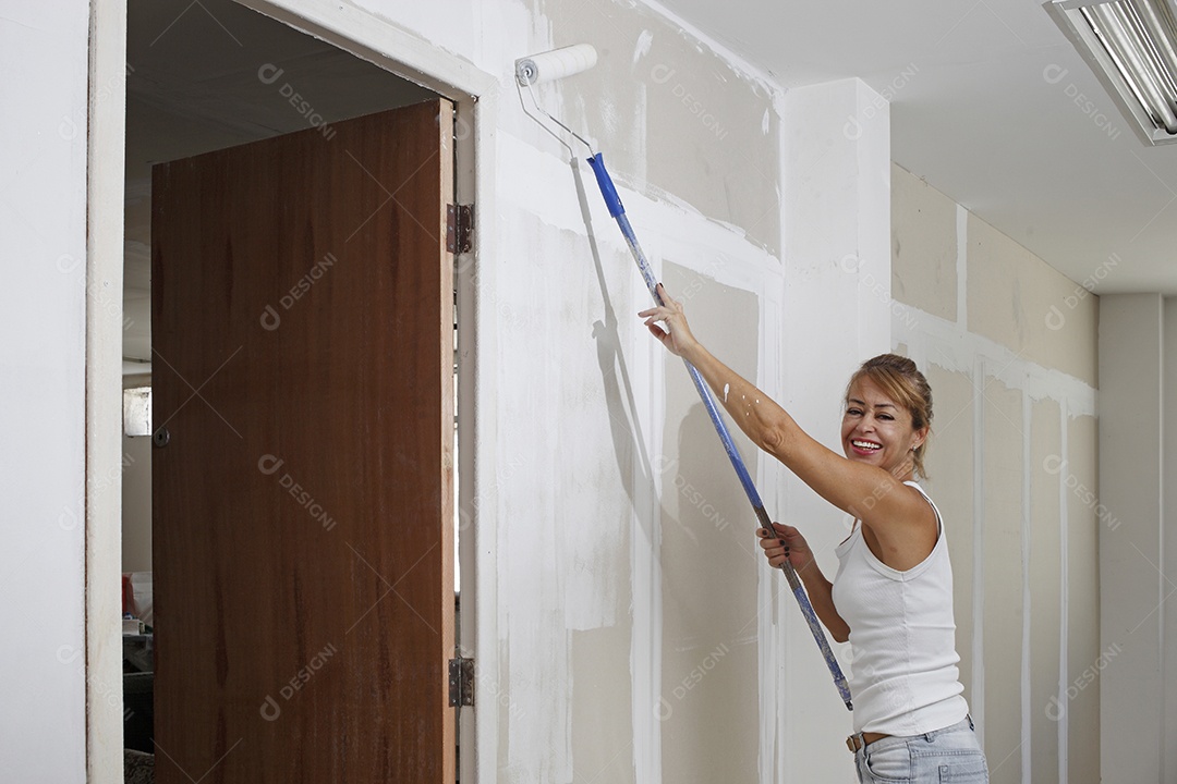 Mulher pintando parede