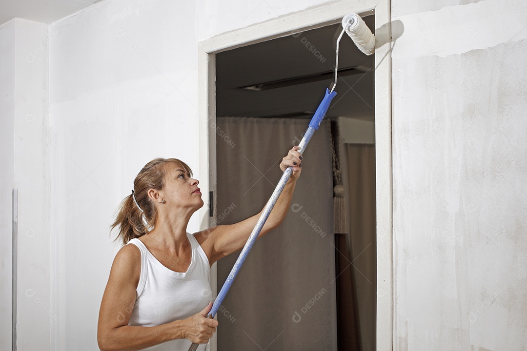 Mulher pintando parede